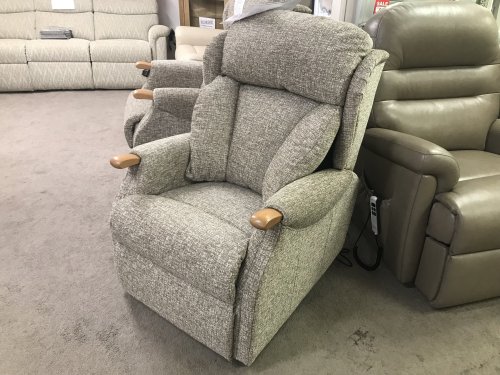 Celebrity Canterbury Standard Cloud Zero Lift Recliner